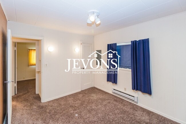 Building Photo - Jevons Property Management Presents this 2 bedroom and 1 bathroom property in the heart of Yakima