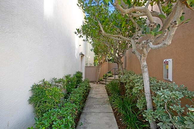 Building Photo - 5554 Renaissance Ave