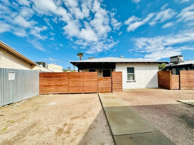 Building Photo - 1/2 Off First Full Month's Rent! Renovated...