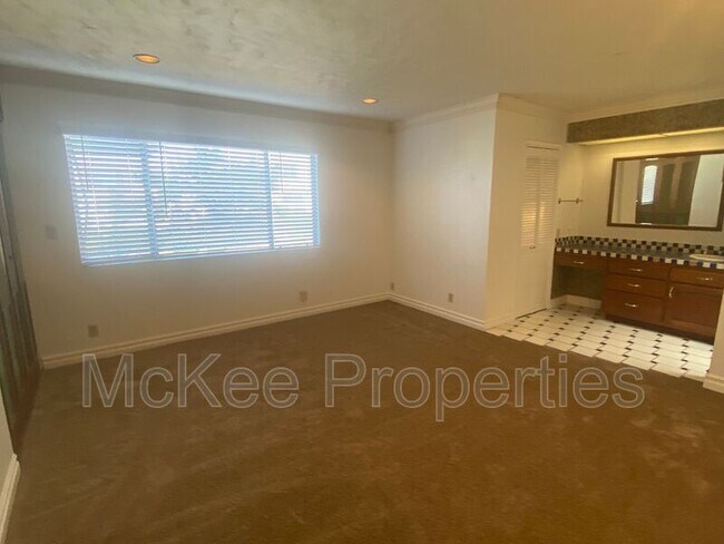 Building Photo - 5430 Linda Vista Rd