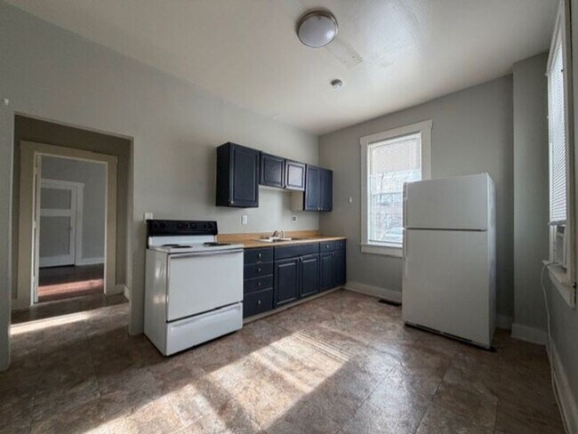 Building Photo - 902-904 1/2 S Limestone St.