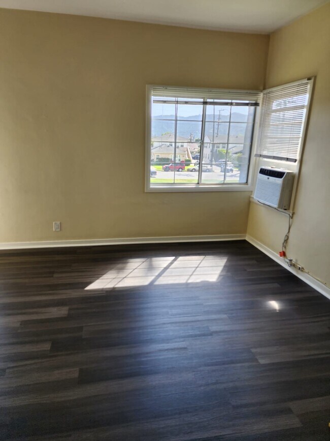 Front Room - 803 W Glenoaks Blvd
