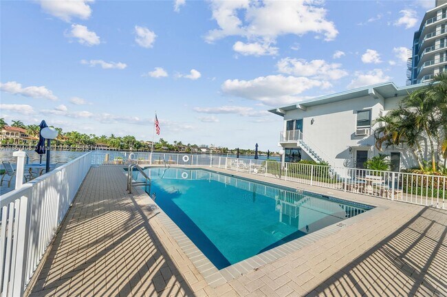 Building Photo - 425 Bayshore Dr