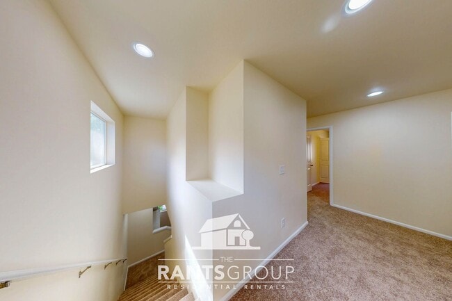 Building Photo - 5-Bedroom Home in Eagle Court with Easy I-...