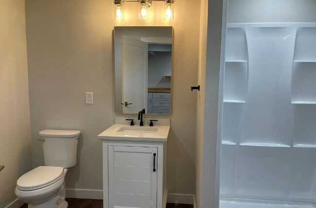 Building Photo - Spacious 4 bd 2.5 ba Beacon Hill Home with Private Yard