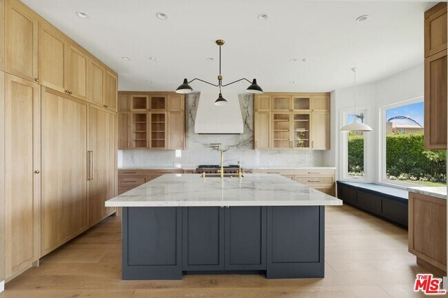 Building Photo - 16802 Cll De Sarah