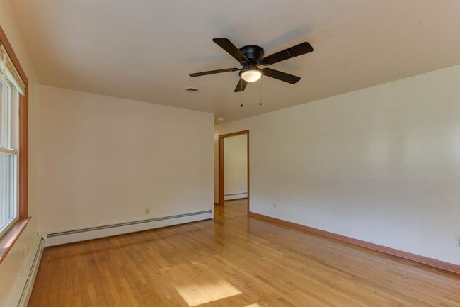 Building Photo - Welcome to Yorktown with a charming rural feel!