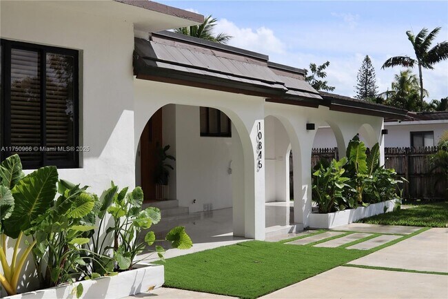 Building Photo - 10845 Peachtree Dr