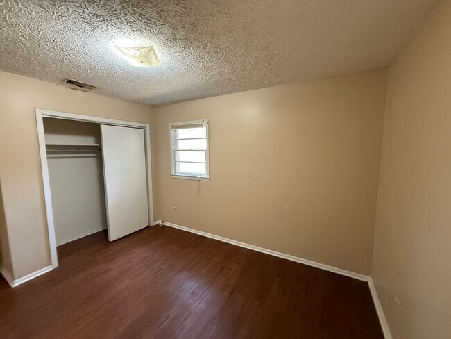Building Photo - SELF TOURING AVAILABLE - Nice House with F...