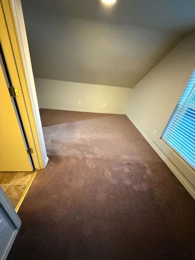 Building Photo - Camas - 2 Bedroom, 1.5 Bath with Large Detached Garage and EV Charging!