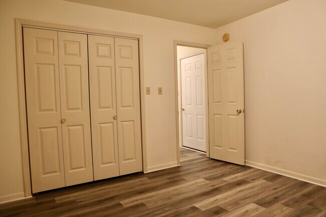Building Photo - 1710 Ashwood Dr