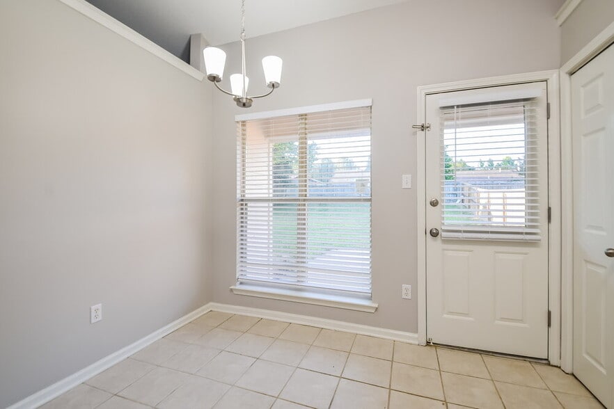 Building Photo - 10712 Oak Cir N