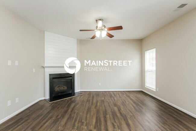 Building Photo - 4 Bedroom Pet-Friendly Home in Huntersville, NC with Main Street Renewal