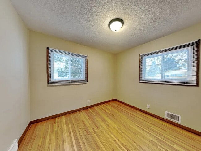 Building Photo - 3021 Commodore Dr