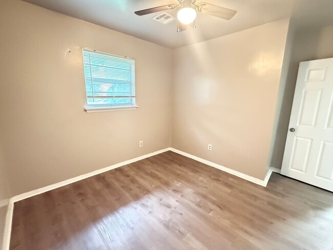 Building Photo - 3 Bedroom 1.5 bathroom duplex home