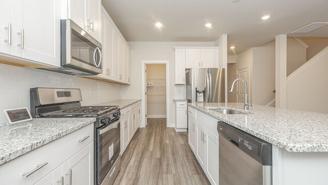 Building Photo - Picture-Perfect New Home in Clear Pond