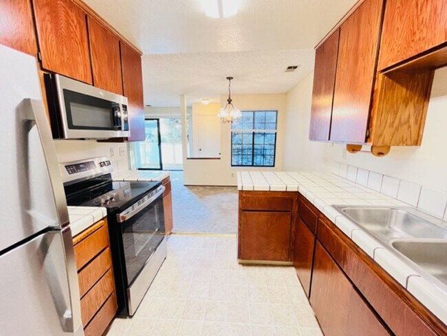 Building Photo - Move-In Ready, 2BD/2BA, Upper-Level, Singl...
