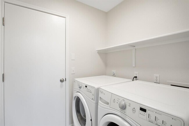 Building Photo - 809 Deercreek Ln