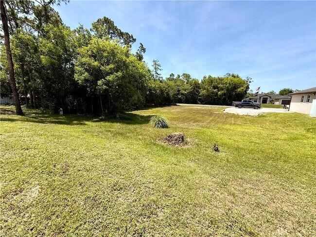 Building Photo - 5560 Belrose St
