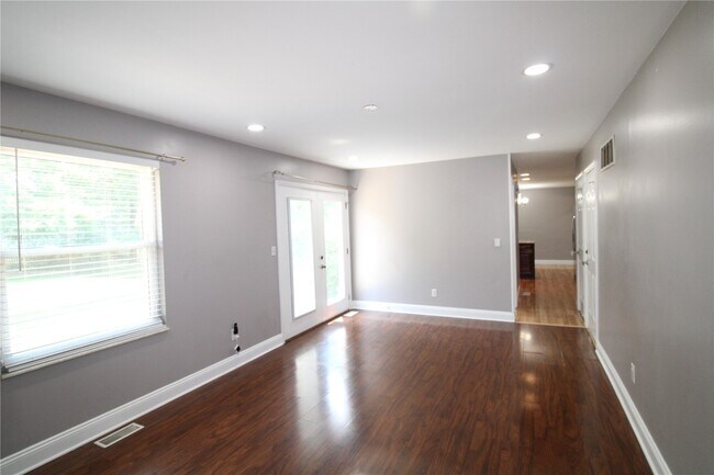 Building Photo - 912 Oakwood Farms Ln