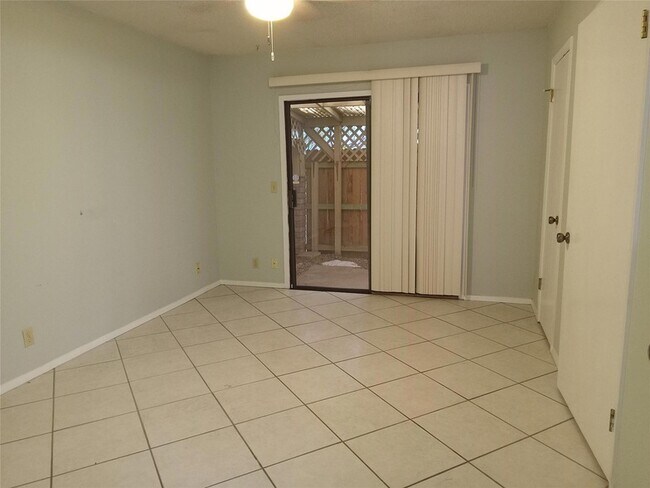 Building Photo - 910 E Meadowmere Ln