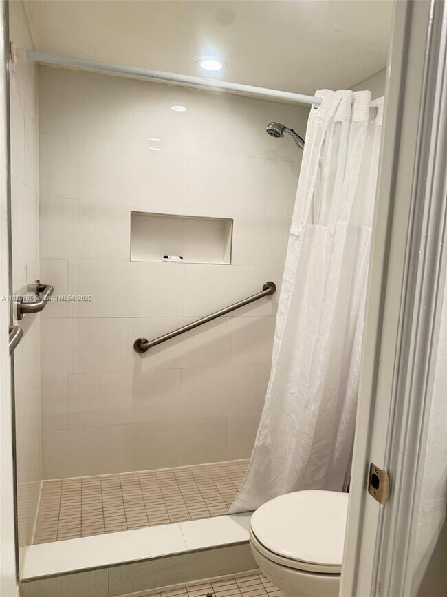 Building Photo - 5838 Collins Ave