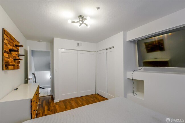 Building Photo - 144 Langton St