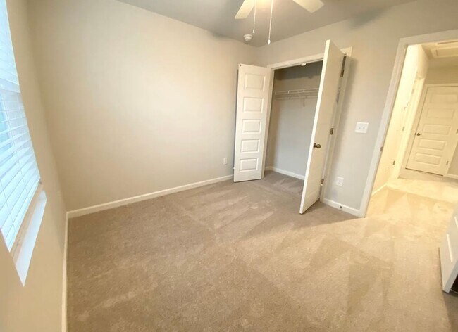 Building Photo - 4 Bed 3 Bath Single Family Home