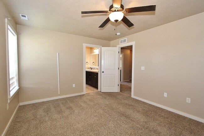 Building Photo - Immaculate home nestled in SE Boise