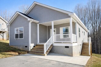 Building Photo - Weaverville Rental!