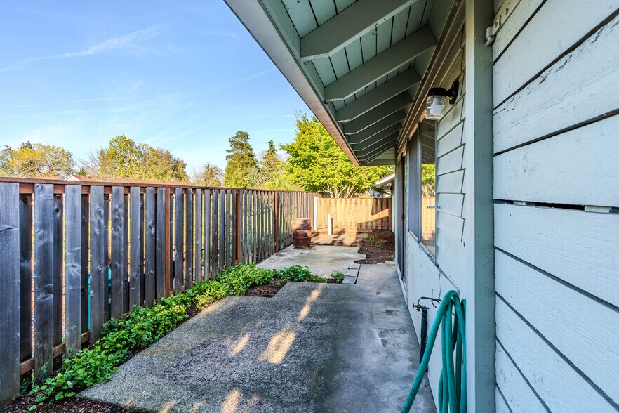Building Photo - 14225 SW Rocklynn Pl