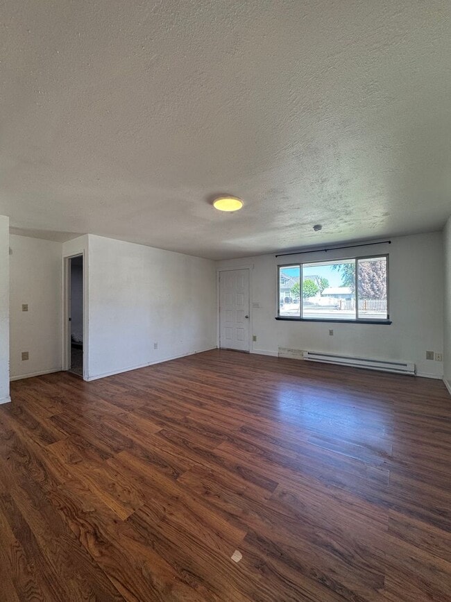 Building Photo - PET FRIENDLY 4 Bedroom 2 Bath