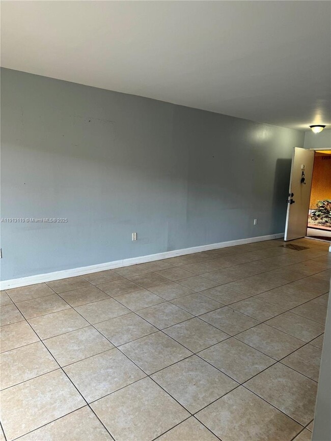 Building Photo - 9705 Fontainebleau Blvd