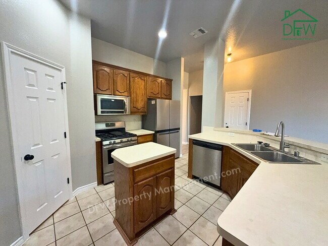 Building Photo - Spacious DeSoto 4-Bed - Fenced Yard, Fireplace, 2-Car Garage