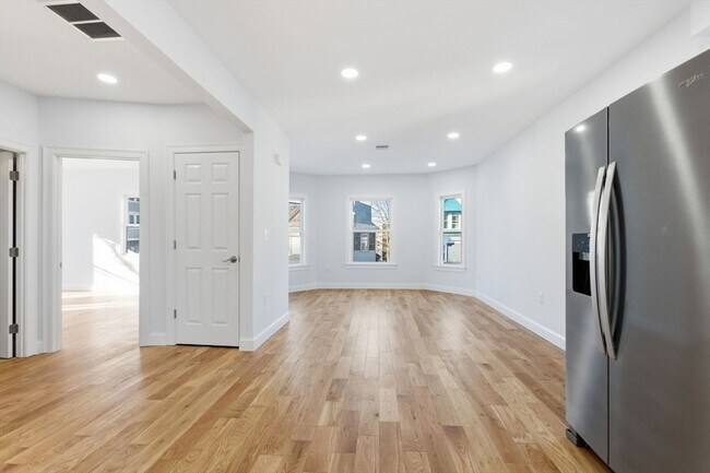 Building Photo - 438 Talbot Ave