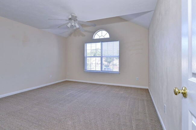 Building Photo - Convenient Coventry Condo