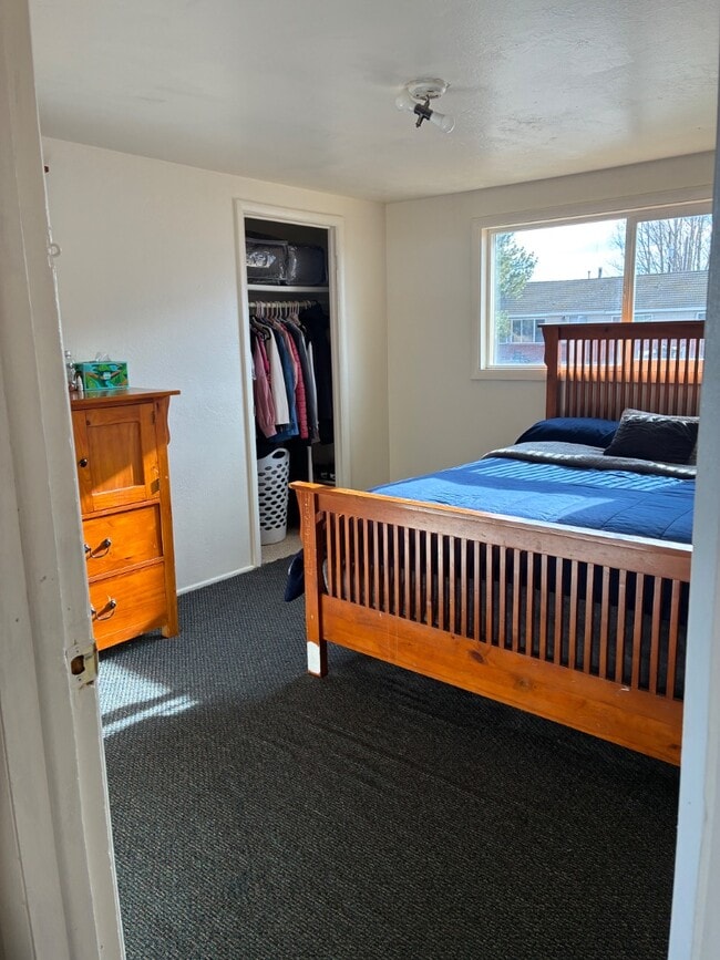 Building Photo - 202 W Lorene Ln