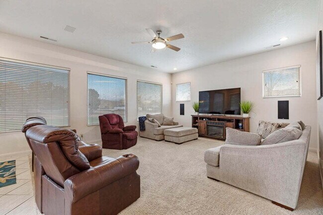 Building Photo - Spacious 5 bed 3 bath with large back yard.