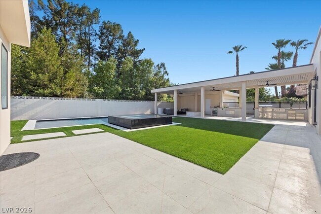 Building Photo - 2401 Driftwood Dr