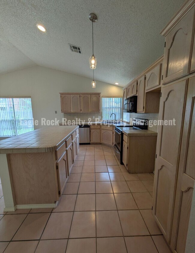 Building Photo - 1304 N Umbrella Ave