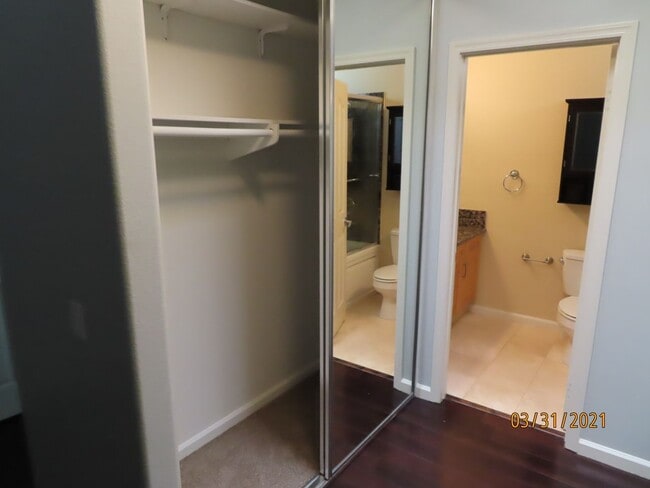 Building Photo - Two Bedroom 2.5 bath Townhome in South Par...