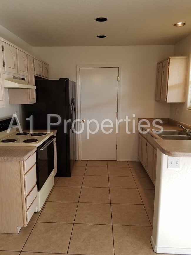 Building Photo - 7438 E Horseshoe Ln