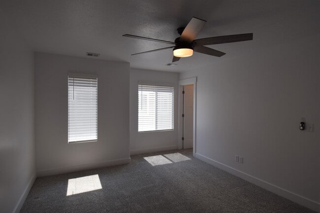 Building Photo - Charming 3 Bed 2.5 Bath Townhome in Murray!!!