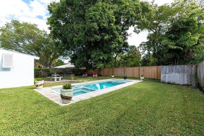 Building Photo - 3414 Poinsettia Ave