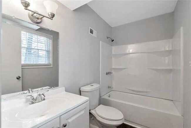 Building Photo - Fantastic 4bd/2ba home! Let yourself in!