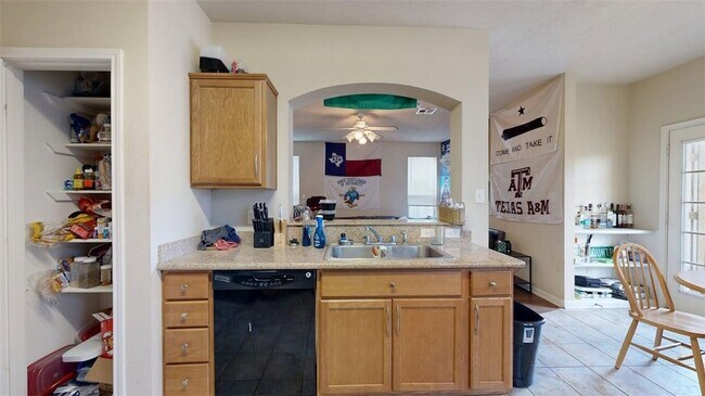 Building Photo - 2933 McLaren Dr