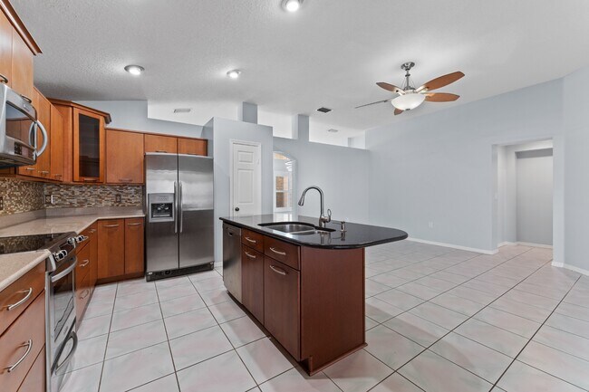 Building Photo - Absolutely stunning executive (LARGE) 3 BR / 2 BA / 2 Car Garage home in the highly sought after ...