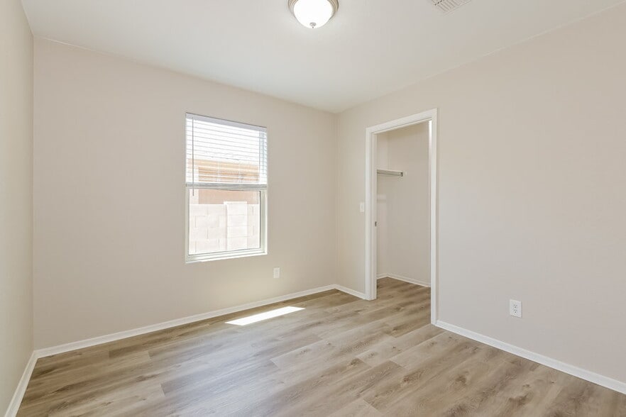 Building Photo - 6329 S Sunrise Valley Dr