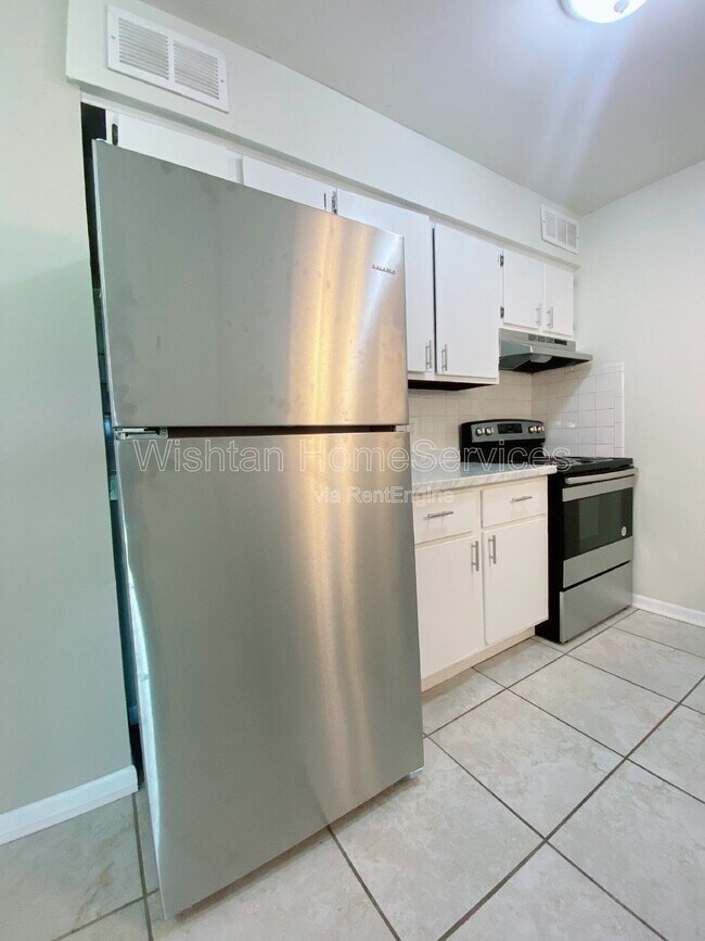 Building Photo - 202 Charleston Blvd