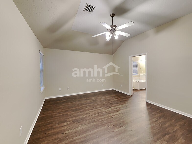 Building Photo - 15831 Collinsville Dr